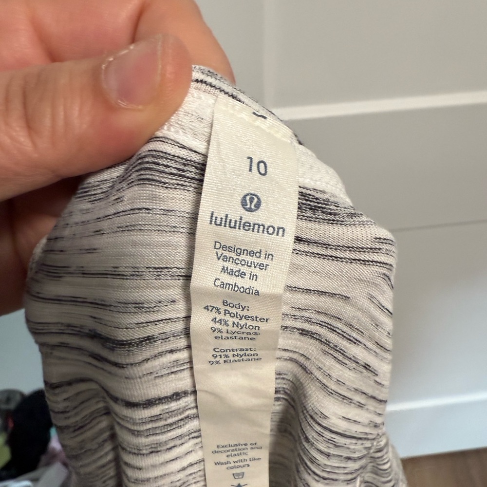 Lululemon Runderful Long Sleeve Size 10 - Picture 7 of 7